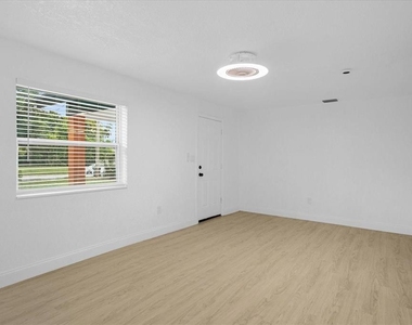 812 W Miller Street - Photo Thumbnail 6