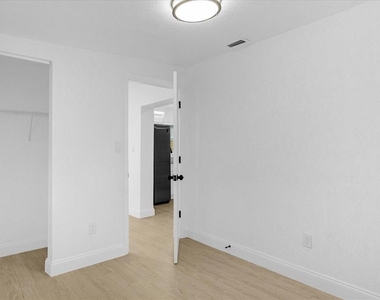 812 W Miller Street - Photo Thumbnail 24