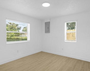 812 W Miller Street - Photo Thumbnail 18