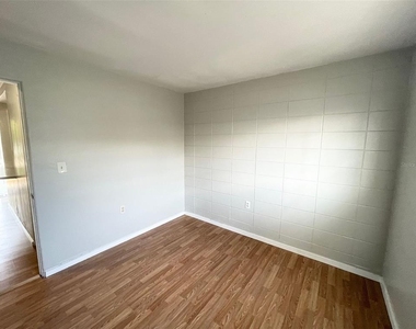 1343 W Point Drive - Photo Thumbnail 12