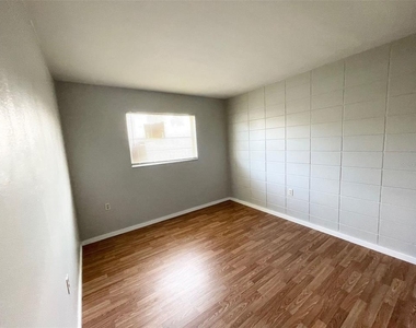 1343 W Point Drive - Photo Thumbnail 11