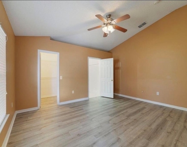 1907 Manatee Drive - Photo Thumbnail 4