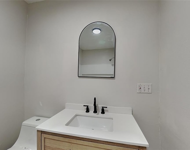 3801 1/2 W Palmira Avenue - Photo Thumbnail 7