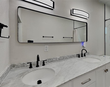 3801 1/2 W Palmira Avenue - Photo Thumbnail 9