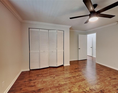 3801 1/2 W Palmira Avenue - Photo Thumbnail 6