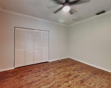 3801 1/2 W Palmira Avenue - Photo Thumbnail 3