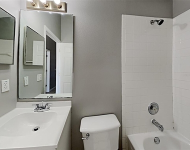 7135 Edgewater Shores Court - Photo Thumbnail 12