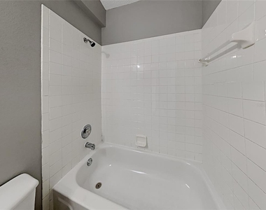 7135 Edgewater Shores Court - Photo Thumbnail 13