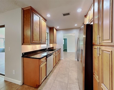 1016 Manchester Circle - Photo Thumbnail 3