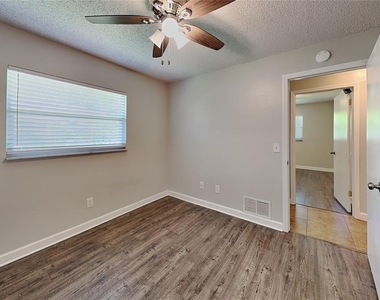 1016 Manchester Circle - Photo Thumbnail 11