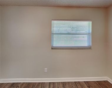 1016 Manchester Circle - Photo Thumbnail 8