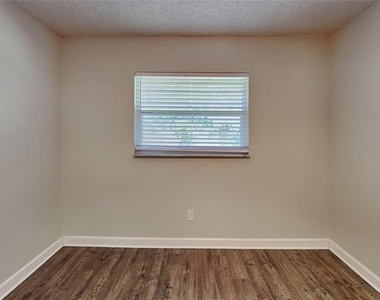1016 Manchester Circle - Photo Thumbnail 9