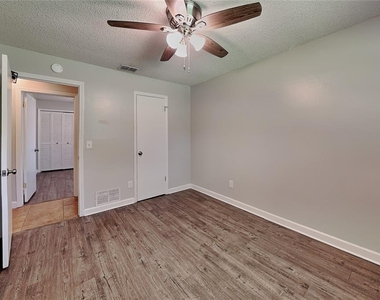 1016 Manchester Circle - Photo Thumbnail 10