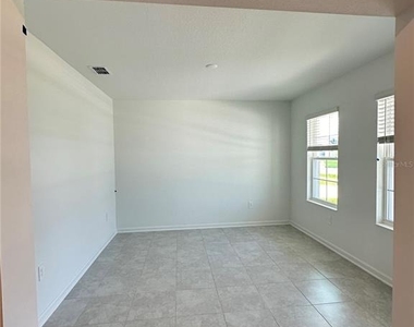 4039 Ambrose Avenue - Photo Thumbnail 4