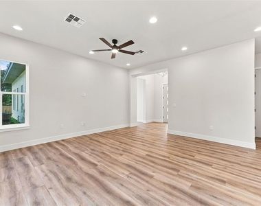 561 N Thompson Road - Photo Thumbnail 7