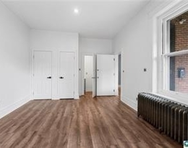 419 W 4th Street - Photo Thumbnail 7