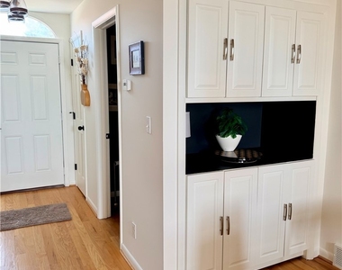 340 Lakefront Boulevard - Photo Thumbnail 5