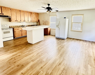 111b Tyler Street - Photo Thumbnail 2