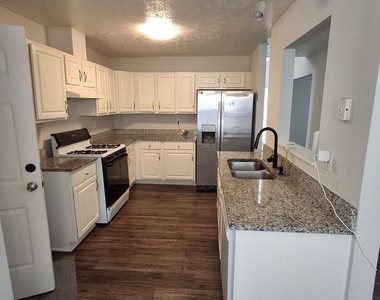 1110 Winter Park Lane - Photo Thumbnail 6
