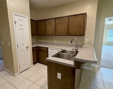 200 Royal Palms Avenue - Photo Thumbnail 16