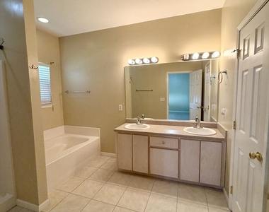 200 Royal Palms Avenue - Photo Thumbnail 28