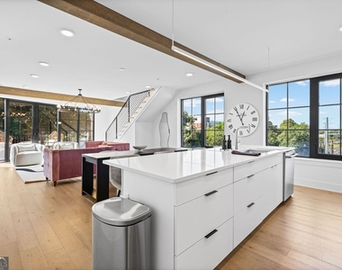 346 Peters Street Sw - Photo Thumbnail 4