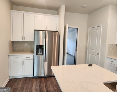 1050 Sunny Lake Drive - Photo Thumbnail 18