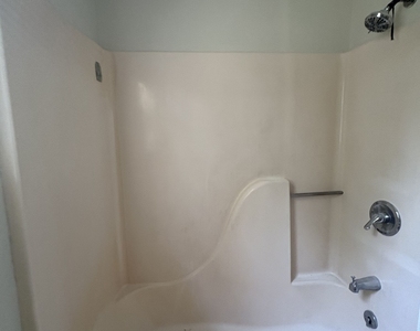 303 Holly Court - Photo Thumbnail 12