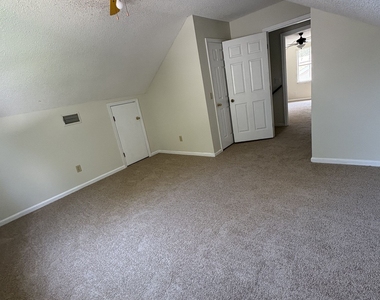 303 Holly Court - Photo Thumbnail 10