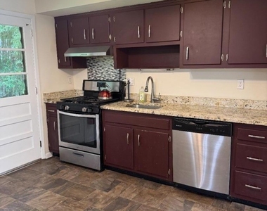 403 Longview Ct - Photo Thumbnail 2