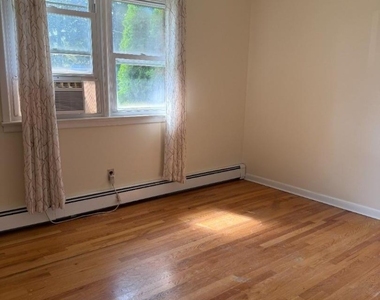 403 Longview Ct - Photo Thumbnail 6