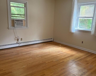 403 Longview Ct - Photo Thumbnail 4