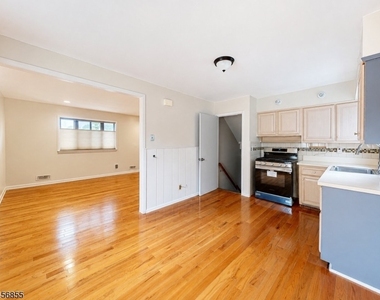 1019 Colby Ave - Photo Thumbnail 3