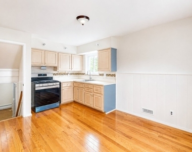 1019 Colby Ave - Photo Thumbnail 4