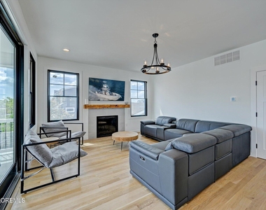104 Lawrence Drive - Photo Thumbnail 9