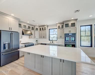 104 Lawrence Drive - Photo Thumbnail 7