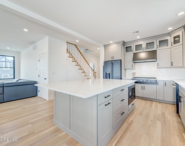 104 Lawrence Drive - Photo Thumbnail 6