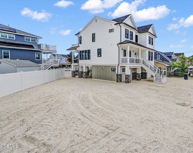 104 Lawrence Drive - Photo Thumbnail 3