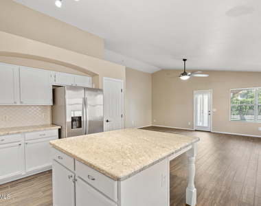 7936 W Taro Lane - Photo Thumbnail 8