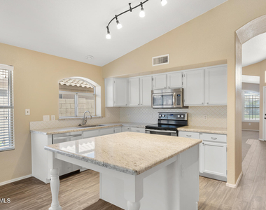 7936 W Taro Lane - Photo Thumbnail 5