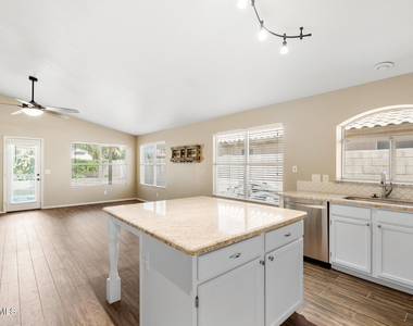 7936 W Taro Lane - Photo Thumbnail 4