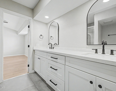 908 W Ross Avenue - Photo Thumbnail 20