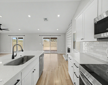 908 W Ross Avenue - Photo Thumbnail 11