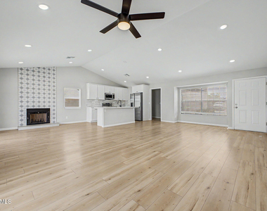 908 W Ross Avenue - Photo Thumbnail 7