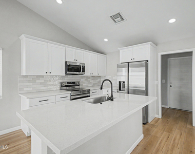 908 W Ross Avenue - Photo Thumbnail 13