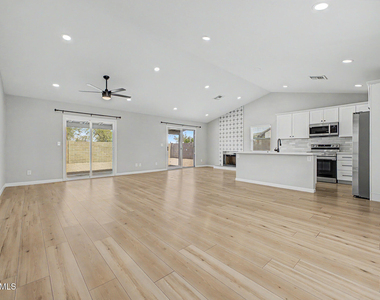 908 W Ross Avenue - Photo Thumbnail 6