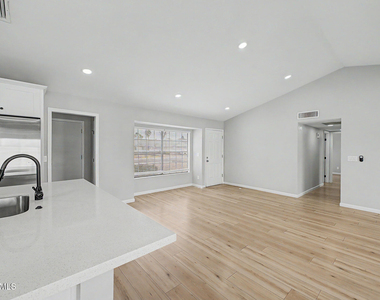 908 W Ross Avenue - Photo Thumbnail 15