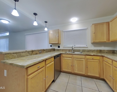 16286 N 159th Drive - Photo Thumbnail 5