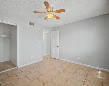 3646 N 69th Avenue - Photo Thumbnail 13