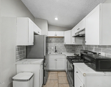 3646 N 69th Avenue - Photo Thumbnail 8